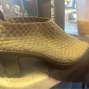 Bernie Mev Women's Gold Woven Slip-On Block Heel Shoe nsrp $70-$150